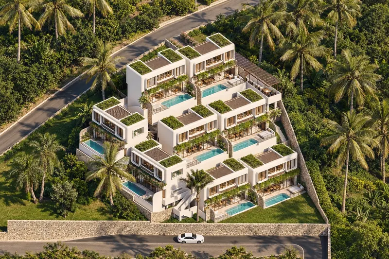 Vista aérea de las ocho villas de Thalassa Hills escalonadas en la ladera, con sus piscinas y cubiertas ajardinadas