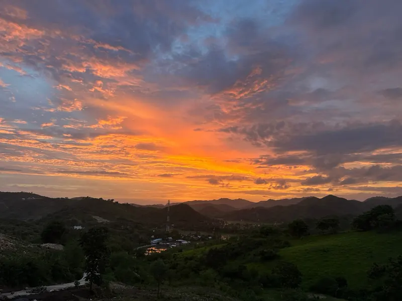 Foto desde la parcela: atardecer naranja sobre las montañas del oeste
